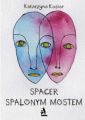 Spacer spalonym mostem