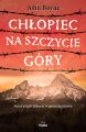 Chlopiec na szczycie gory